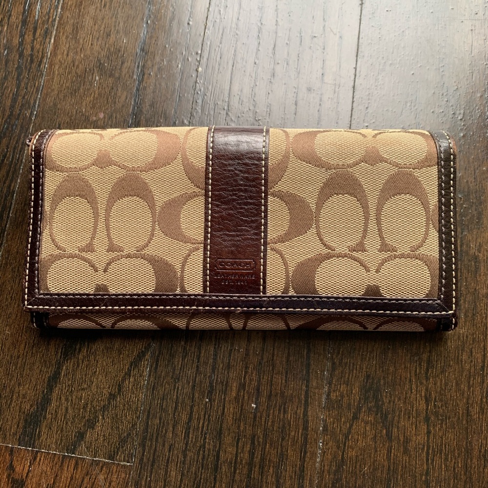 Authentic coach wallet (B)